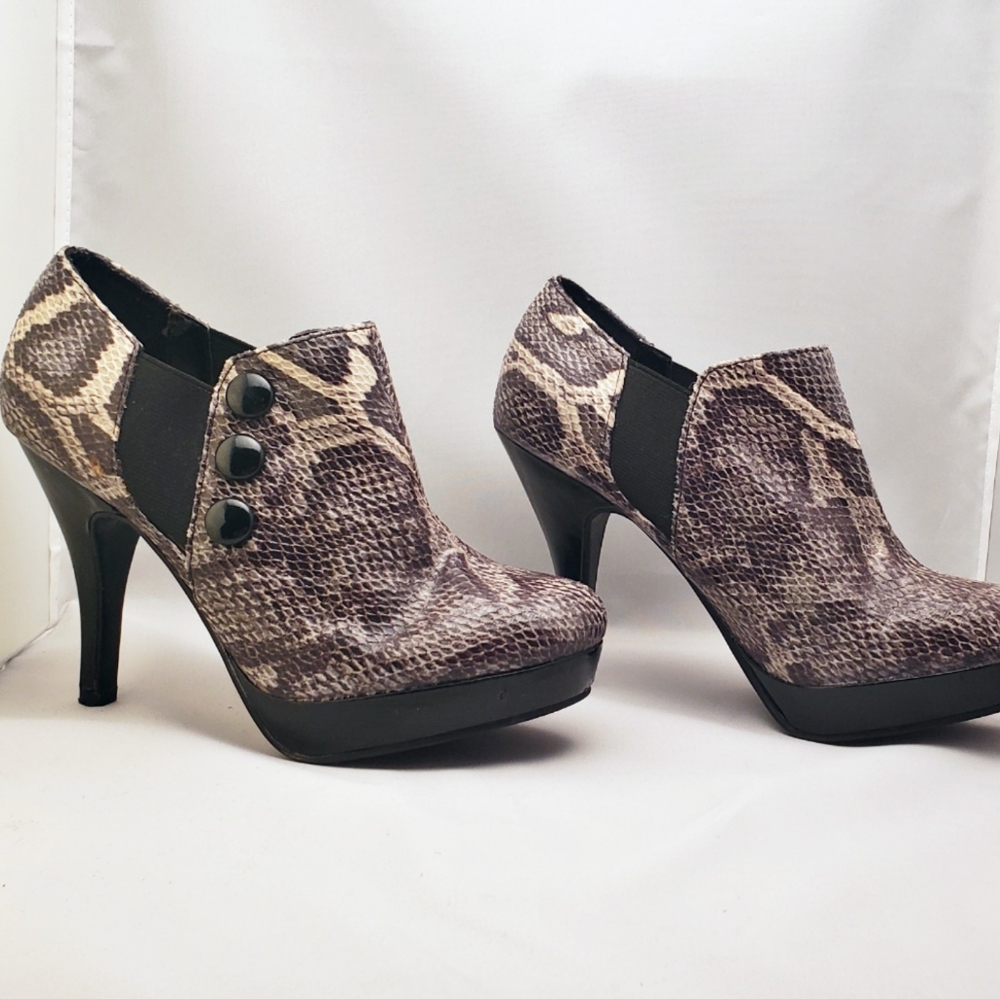 Inlisted File Away faux snakeskin heels